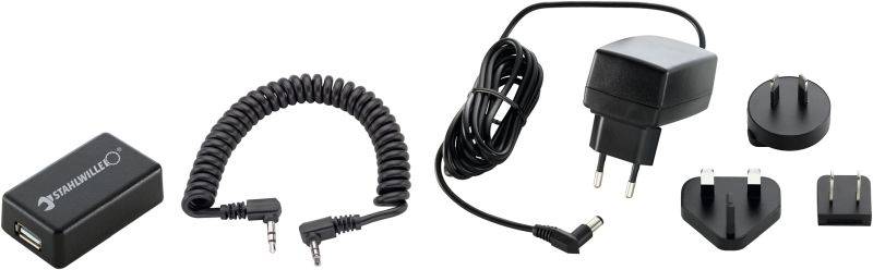 Töltőkészlet USB-adapterrel, kábellel, hálózati töltővel és cserélhető csatlakozódugókkal különböző típusú fali aljzatokhoz.