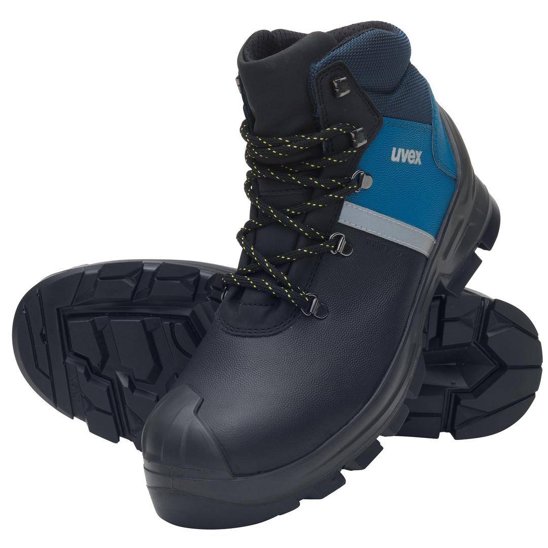 Fekete és kék biztonsági védőcipő vastag gumitalppal és fűzővel, munkavédelmi célra alkalmas.