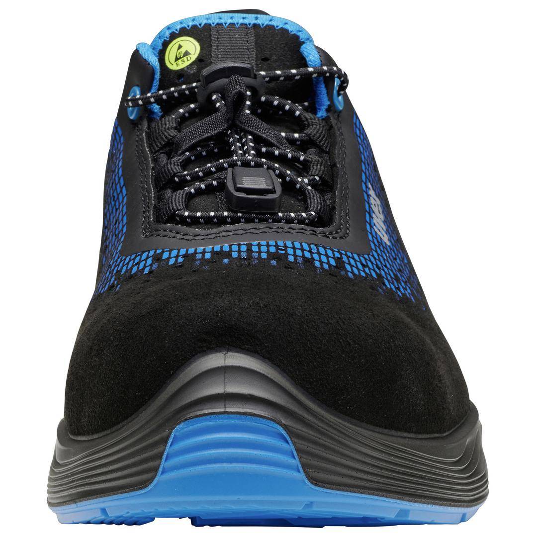 Egy fekete és kék sportcipő párnázott talppal és gyorsfűzős rendszerrel, amely kiváló választás szabadtéri tevékenységekhez.