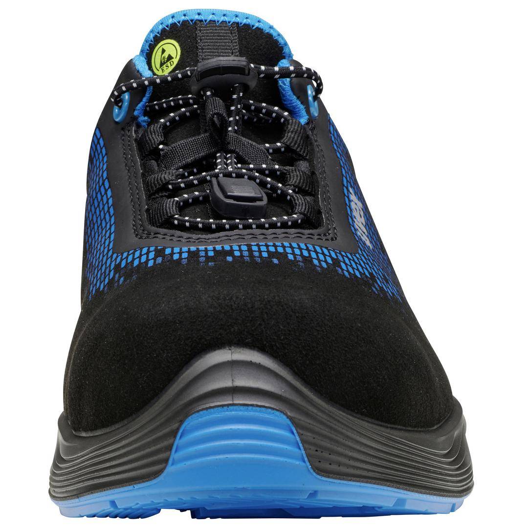 Fekete sportcipő kék részletekkel, elölnézeti perspektívában. A fűzők és a talpbetét mintázata jól látható.