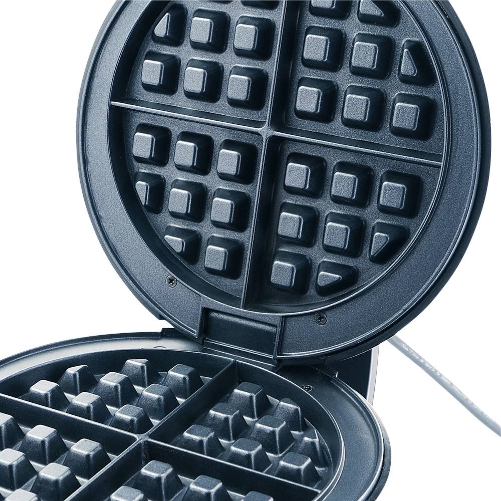 Egy nyitott gofrisütő négy kerek és négyzet alakú mélyedéssel, amellyel egyszerre négy gofri süthető.