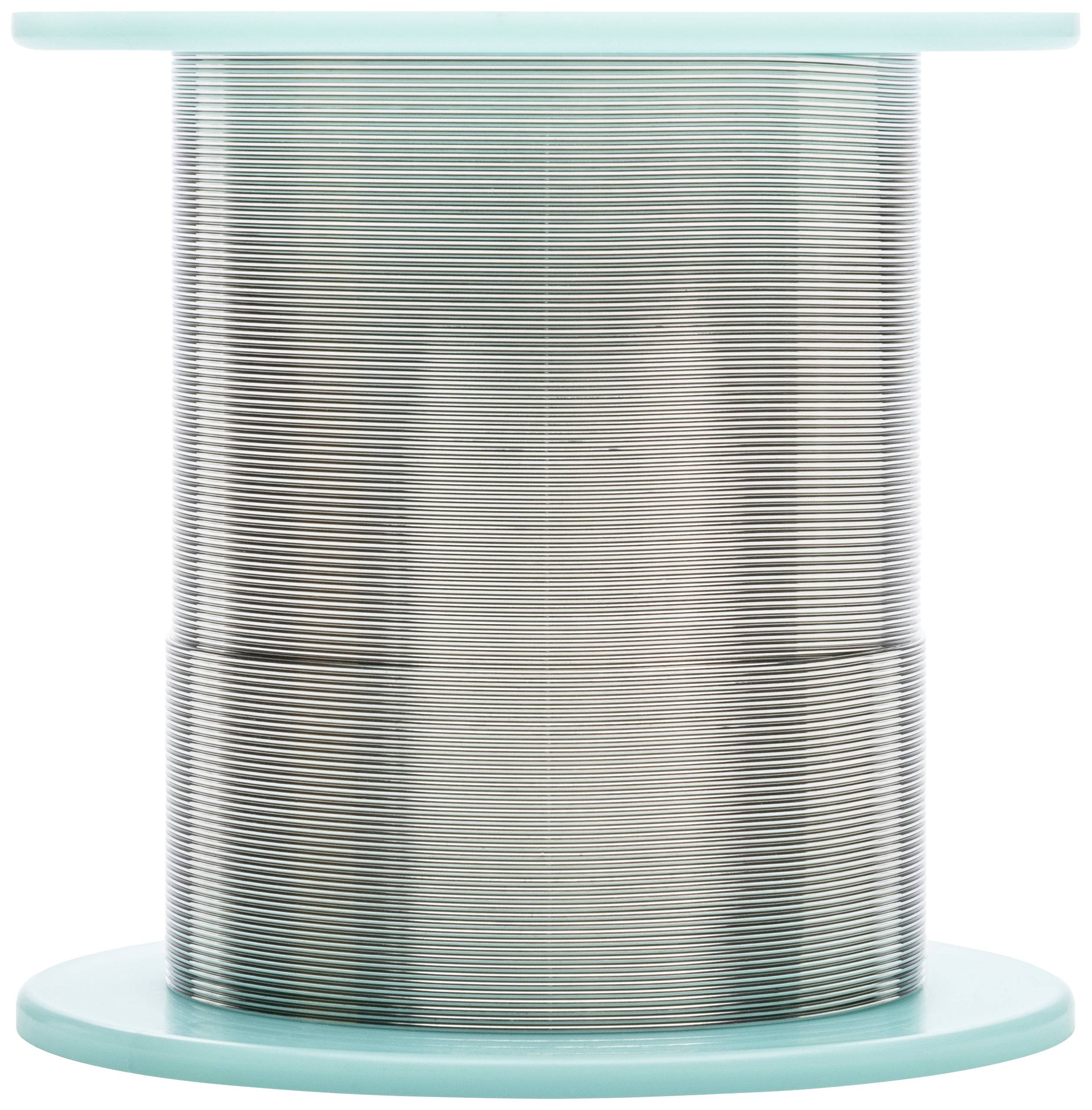 Egy nagy tekercs ezüstszínű drót világoskék műanyag tárcsákon.