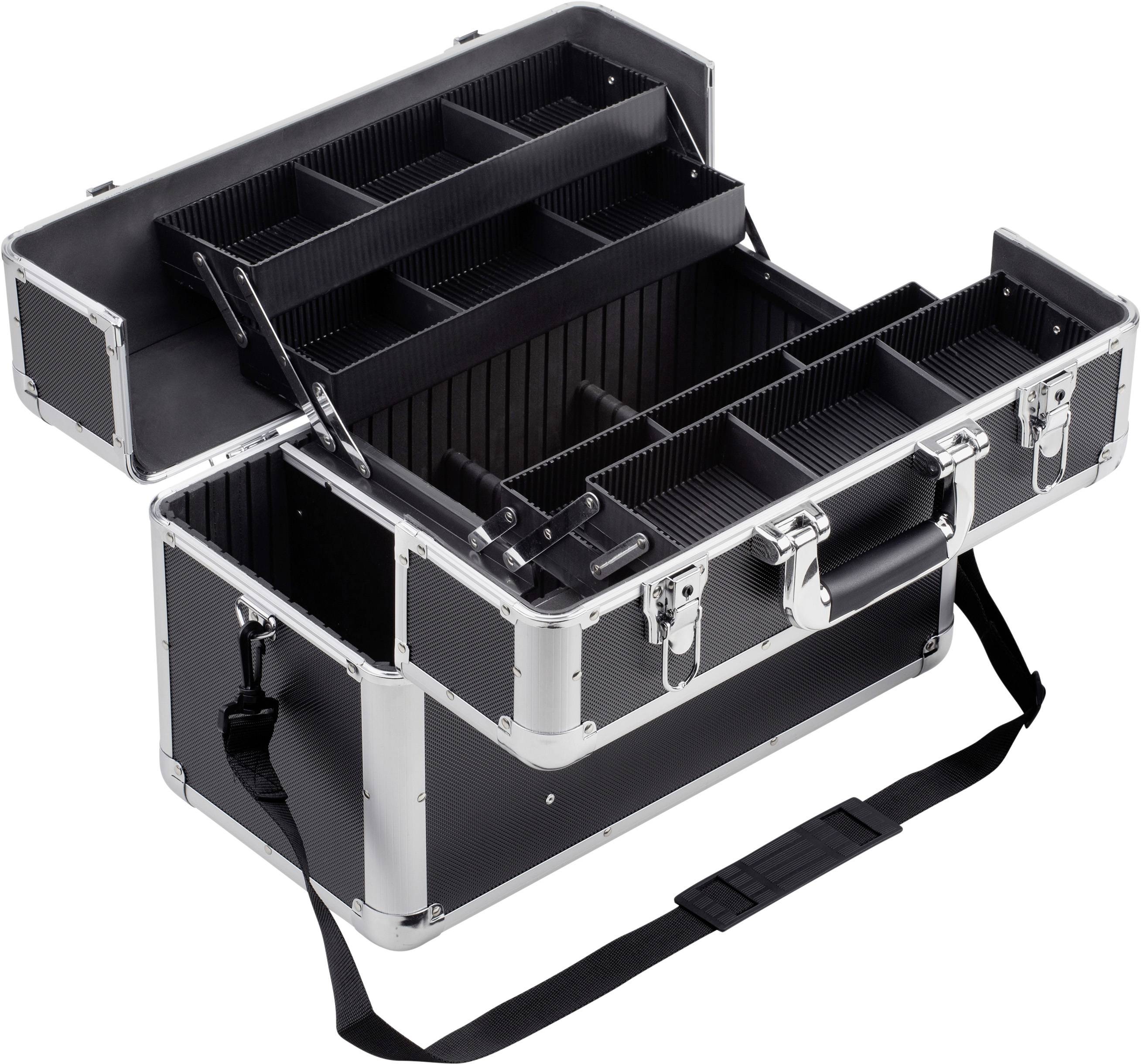 Egy nyitott fekete alumínium táska több rekesszel és hordszíjjal, amely alkalmas kozmetikai termékek vagy szerszámok tárolására.