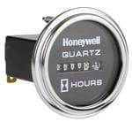 Honeywell kvarc órás óramérő, amely számokat jelenít meg, és az eltelt idő mérését mutatja órákban. Kerek alakú, króm felülettel és fekete számlappal.