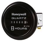 'Honeywell kvarc óraszámláló' kijelzője '000001' órát mutat. Kerek fekete ház fehér felirattal. Méri a gép üzemelési idejét.