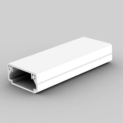 Egy fehér, téglatest alakú műanyag profil üreggel szürke háttér előtt, amelyet valószínűleg építőipari, bútorgyártási vagy elektrotechnikai alkalmazásokhoz terveztek.