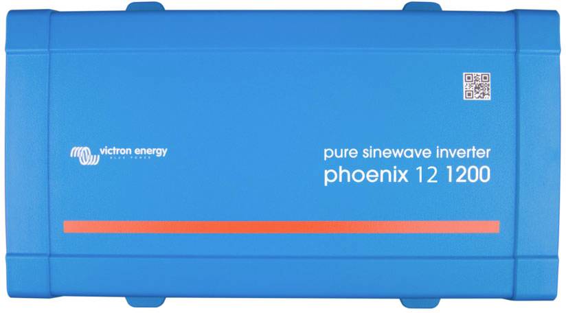 Egy kék 'Victron Energy' inverter 'phoenix 12 1200' QR-kóddal, tiszta szinusz hullámú átalakításra alkalmas.