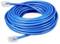 Kék Ethernet-kábel tekercsben, mindkét végén RJ45 csatlakozóval. Alkalmas hálózati csatlakozásokhoz.