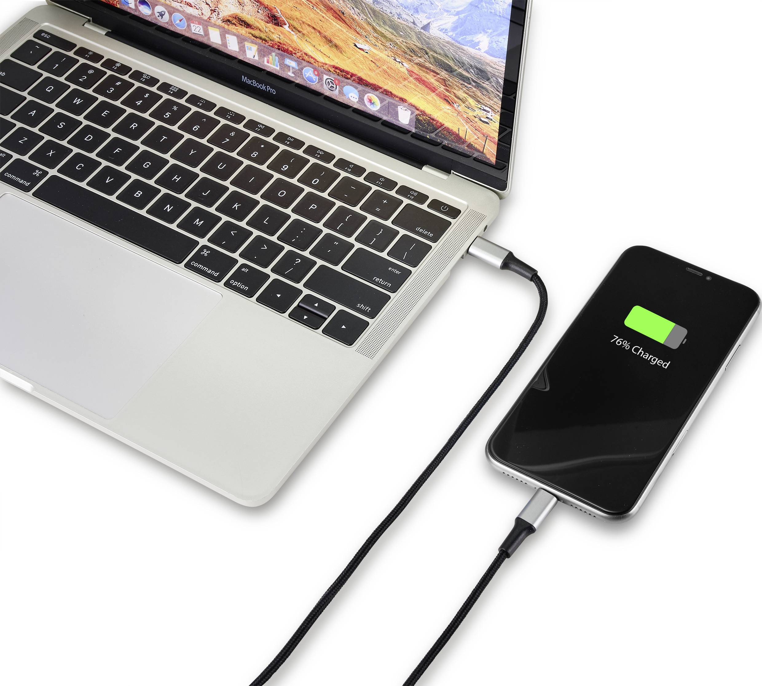 Egy laptop egy USB-kábellel tölti a mobiltelefonját, a telefon képernyőjén '76% feltöltve' látható.