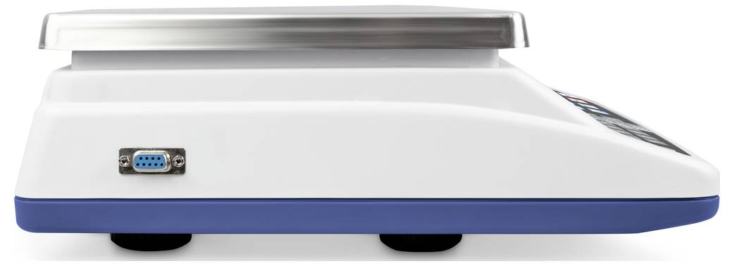 Oldalnézetben egy elektronikus mérleg, kék alapzattal és ezüst mérőfelülettel, csatlakozóval a bal oldalon.