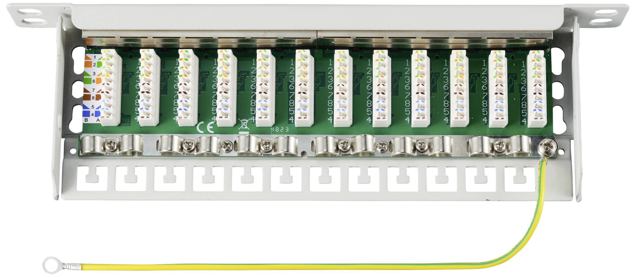 Egy patch panel több csatlakozóaljzattal és színesen jelölt kábelérekkel. Egy sárga-zöld védőföldelő kábel csatlakoztatva van.