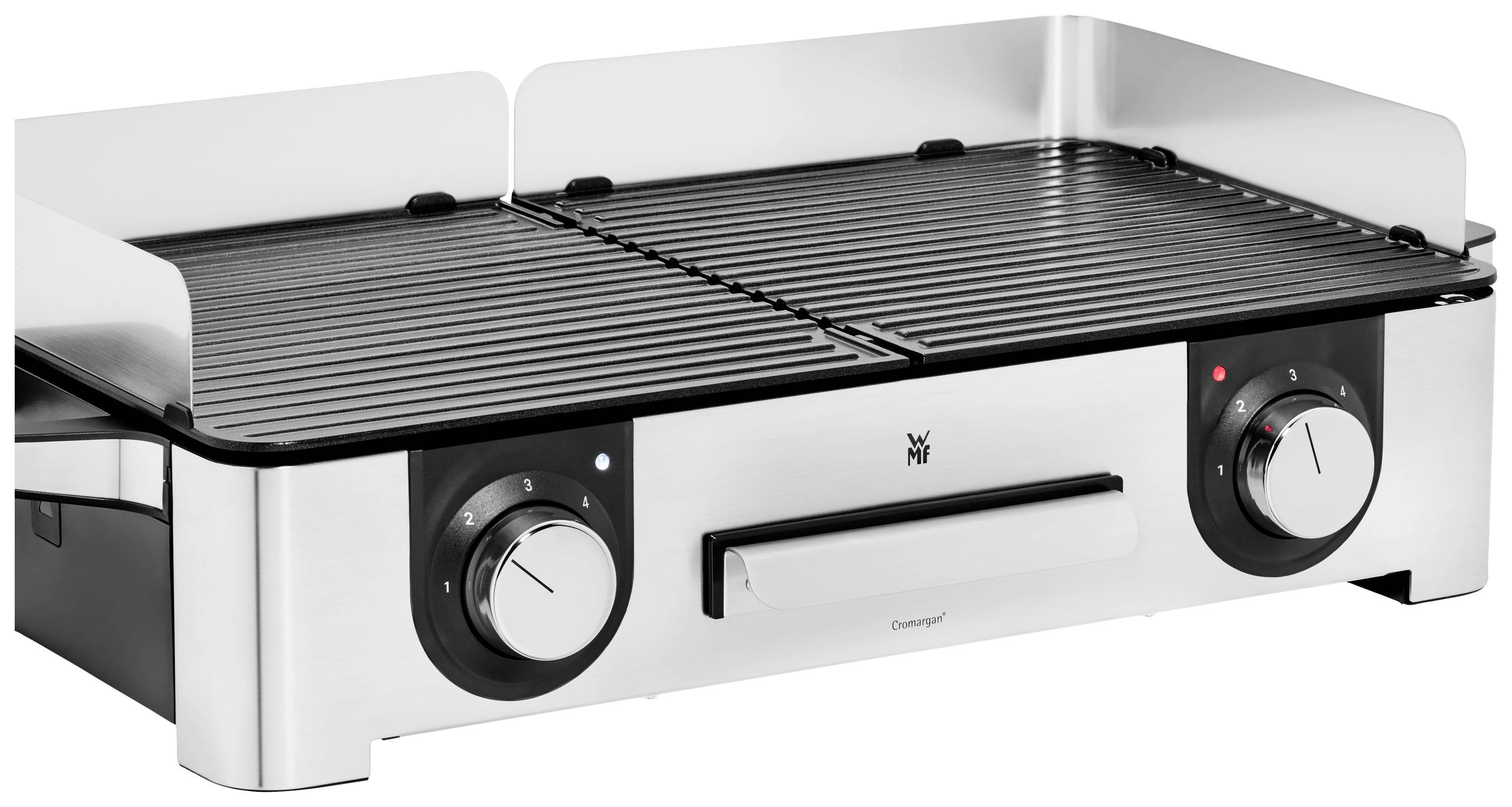 Egy modern, ezüstszínű asztali grill két forgatógombbal a hőmérséklet szabályozásához és bordázott grillfelülettel. Márkalogó a közepén.