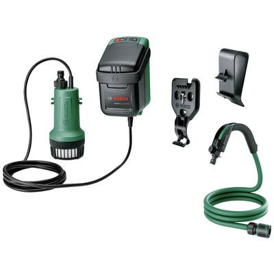 'Bosch UniversalPump 18V' szett szivattyúval, töltővel, fali tartóval és tömlővel, kerti mobil vízellátáshoz.
