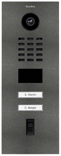 Kamera és két névtáblával ellátott kaputelefon: 'S. Martin' és 'C. Berger' névvel. Alul egy csengőgomb.