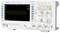 Digitális kijelzővel rendelkező oszcilloszkóp, amely egy hullámszerű, egyenletes feszültséggörbét mutat. Különböző kezelőszervek és csatlakozók láthatók.