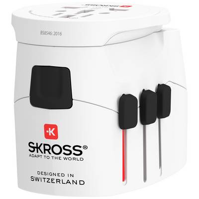 Egy fehér SKROSS utazóadapter több kihúzható csatlakozóval, Svájcban tervezett, kifejezetten nemzetközi utazásokhoz.