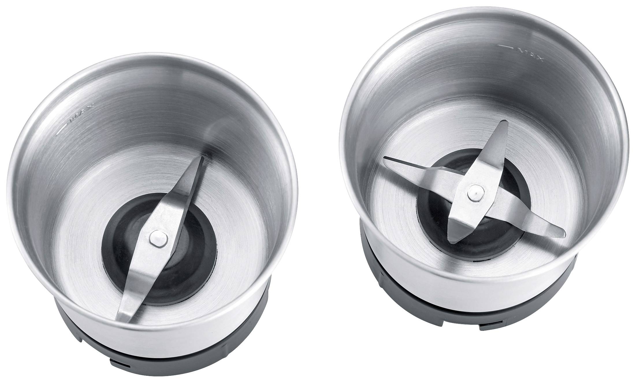 Két rozsdamentes acéltál éles fémpengékkel a közepén, egy konyhai mixer vagy aprítógép részei.