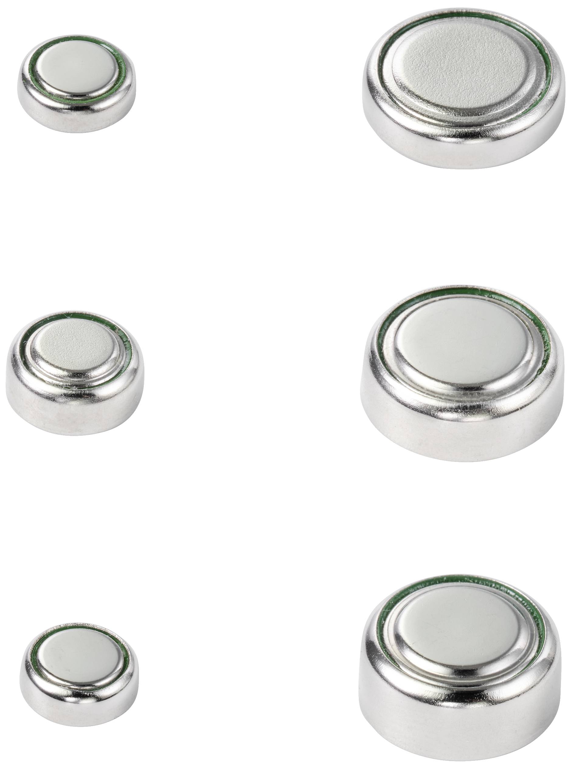 Különböző méretű ezüst gombelem akkumulátorok, egyenletesen elosztva fehér háttéren.