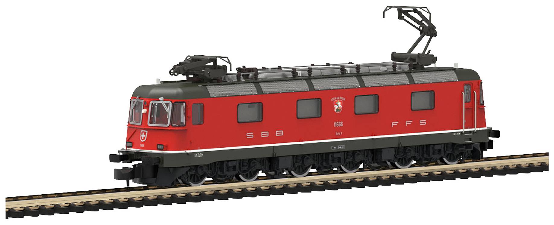 A SBB CFF FFS piros modellmozdony tíz konténerkocsit húz egy enyhén emelkedő pályán a modellvasúton.
