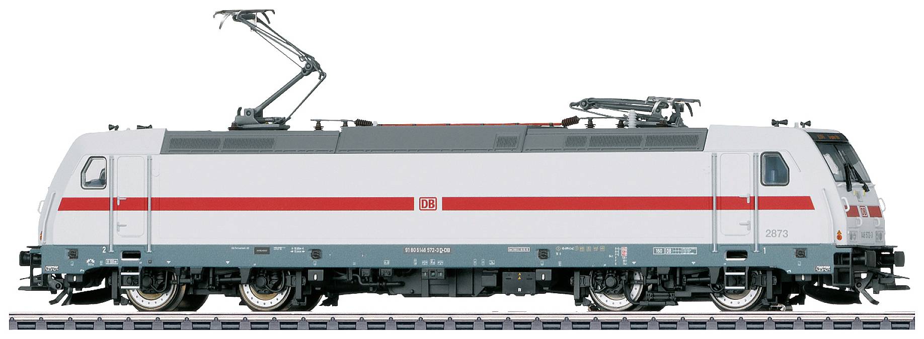 Egy modern Deutsche Bahn villanymozdony, oldalról fotózva, síneken áll, vörös csíkkal és felső áramszedővel.