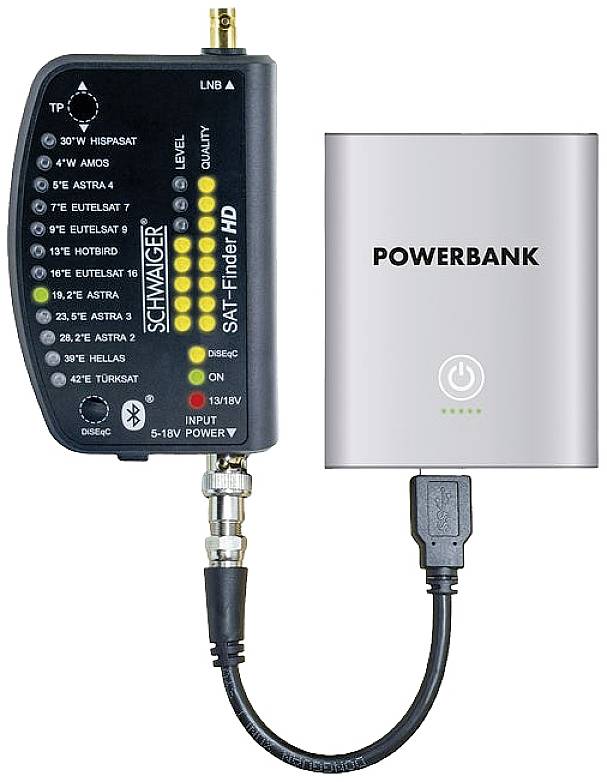Egy Schwager SAT-kereső HD egy kábelen keresztül egy powerbank-hoz csatlakoztatva. A SAT-kereső különböző műholdakat jelenít meg.
