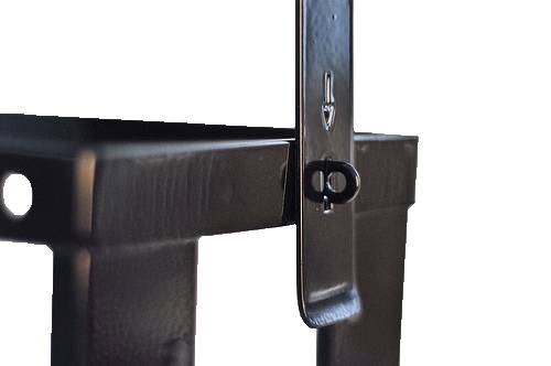 Egy fekete fémhorog közeli felvétele, amint egy négyzet alakú keretbe rögzül, stabilitást és kapcsolódást szimbolizál.