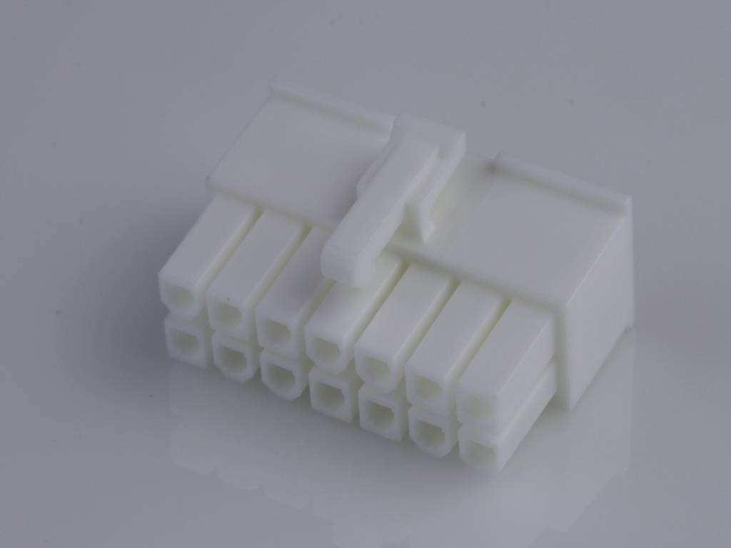 Fehér műanyag csatlakozó több téglalap alakú csatlakozóaljzattal, sima fehér felületen fektetve.