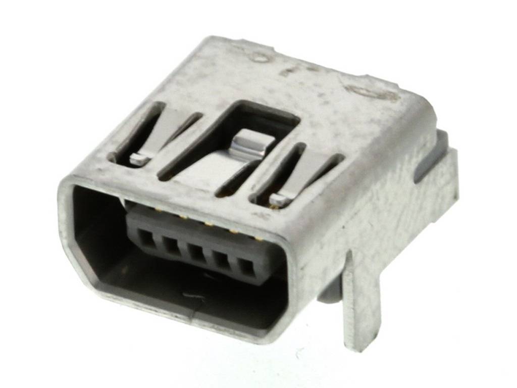 Egy ezüstszínű, téglalap alakú USB-csatlakozó több érintkezővel, elektronikus kapcsolatok és adatátvitel céljára.