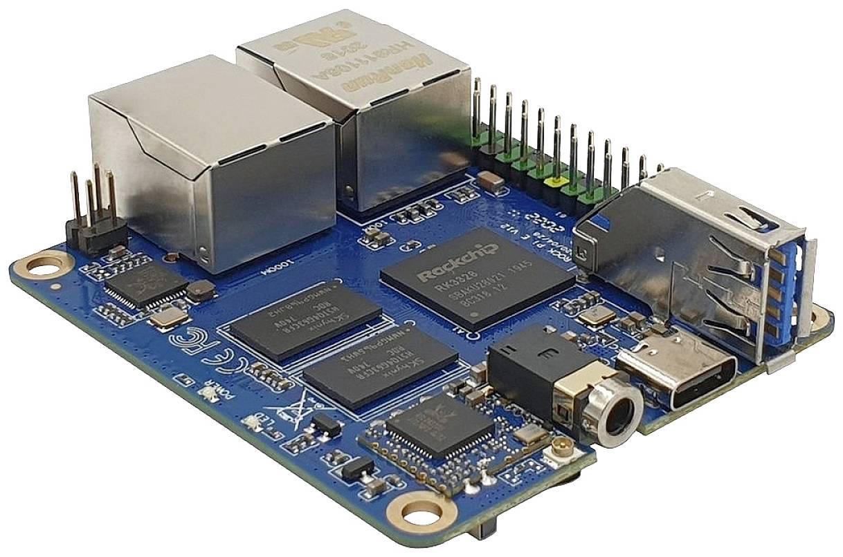 Egy kék mikroszámítógép-alaplap több csatlakozóval és chippel. Tartalmaz Ethernet-portokat és USB-eszköz csatlakozókat.