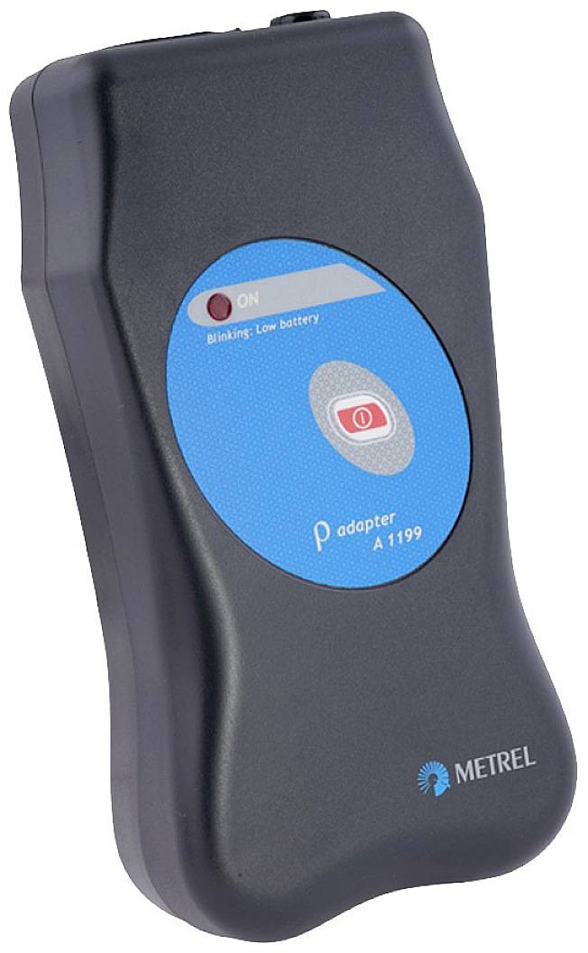 Fekete elektronikus mérőkészülék Metreltől, kék kerek kezelőfelülettel és LED-kijelzővel a be-/kikapcsolt állapot és az alacsony akkumulátorszint jelzésére.