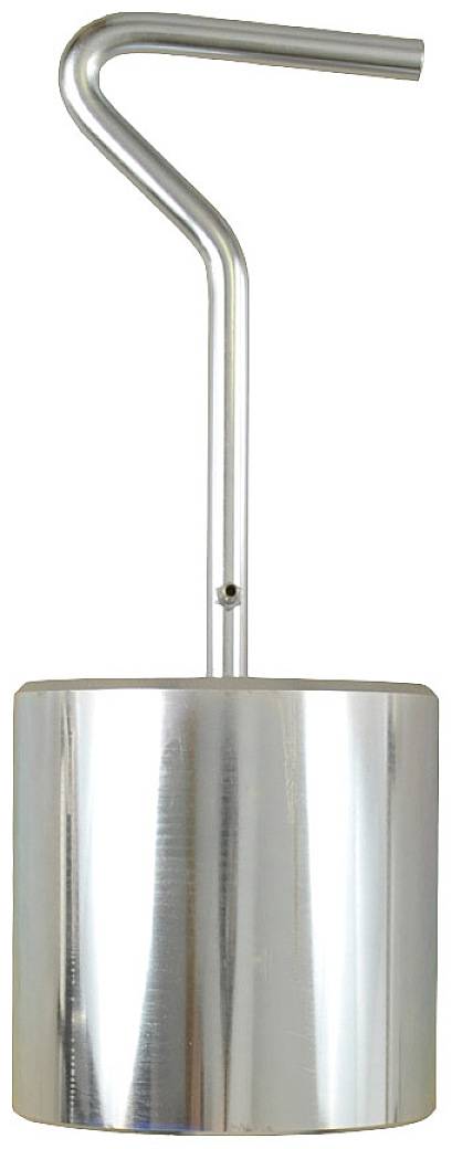 Egy ezüstös, hengeres fémtárgy hajlított fogantyúval felül, amelyet valószínűleg fitnesz- vagy sporteszközként használnak.