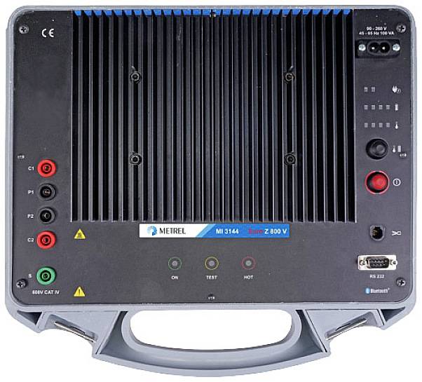 Egy elektromos mérőkészülék különböző csatlakozókkal és gombokkal az elején, amelynek homlokzatán a 'Metrel MI 3144' felirat látható.
