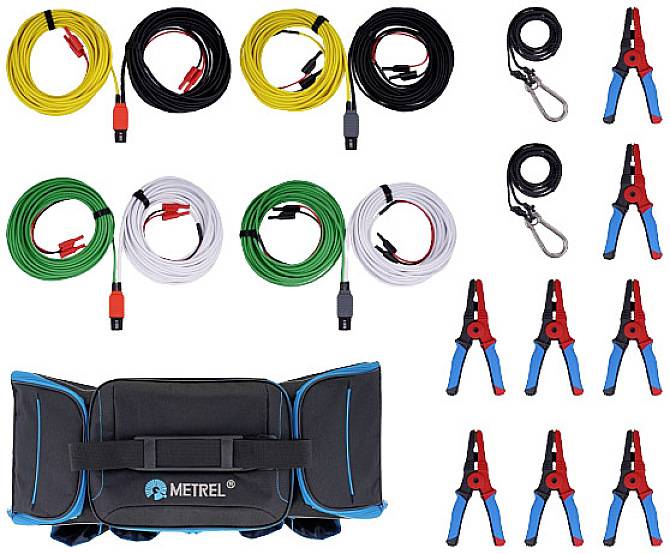 Különböző színű kábelvégek krokodilcsipesszel és egy fekete táska 'METREL' logóval. Elektromos mérésekhez szükséges tartozékok.
