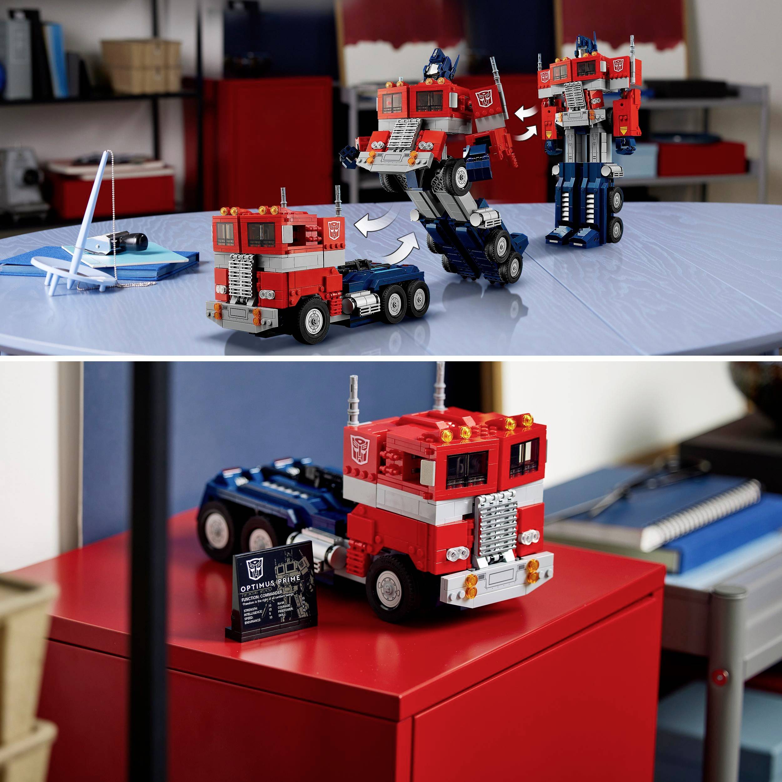 Két robot épülőkockákból egy asztalon, az egyik teherautóvá átalakítva. A háttérben könyvespolcok láthatók a szobában.
