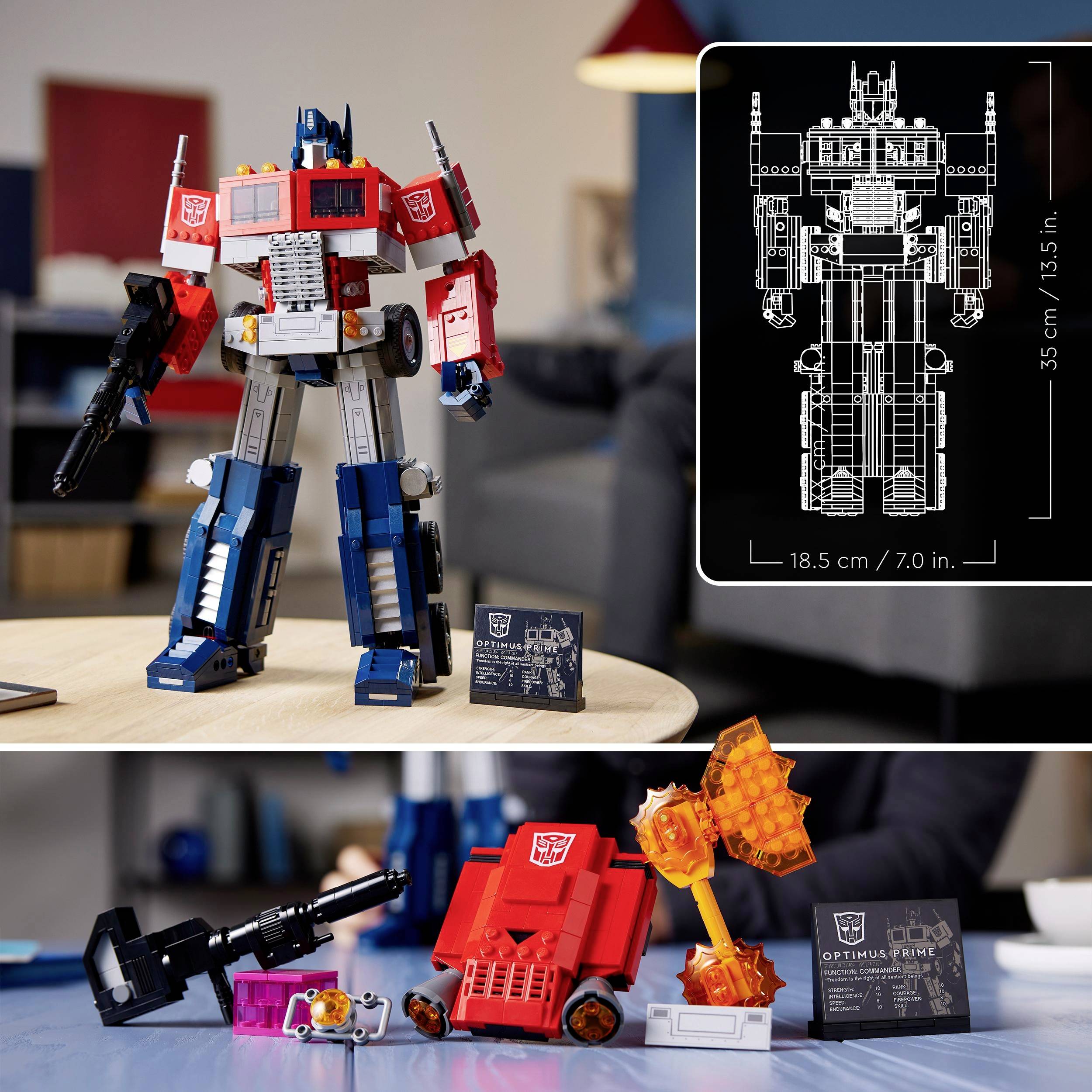 Játékrobot az előtérben, transzformátoros dizájnban, kék, piros és ezüst színekben. Méretarányos vázlat jobbra, emberek a háttérben.