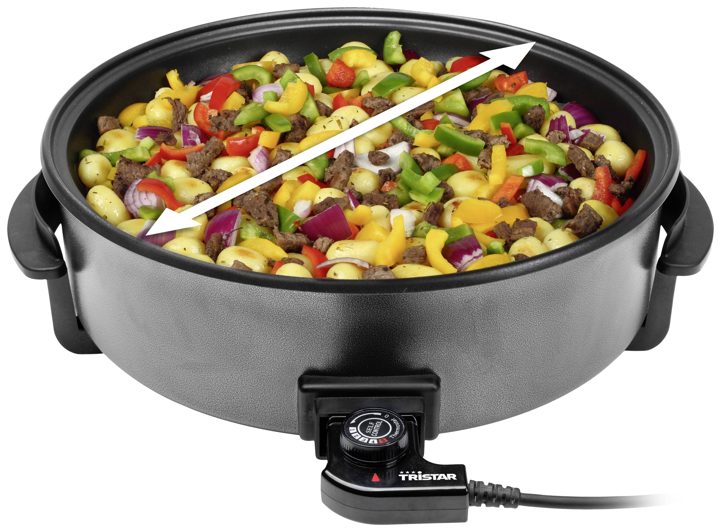 Fekete elektromos serpenyő színes zöldségekkel és hússal, nyilak mutatják az átmérőt, hőmérséklet-szabályzó kábellel lent.