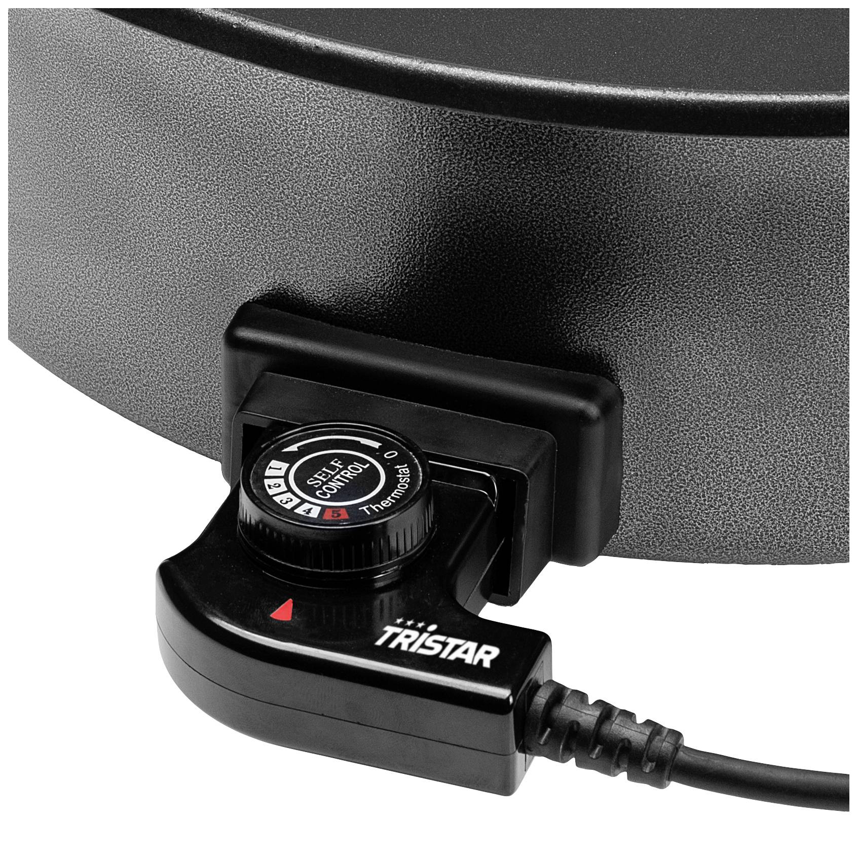 Egy kerek Tristar elektromos grill hőmérséklet-szabályzóval. A szabályzó 1-től 5-ig terjedő értékeket és egy melegen tartó zónát mutat.
