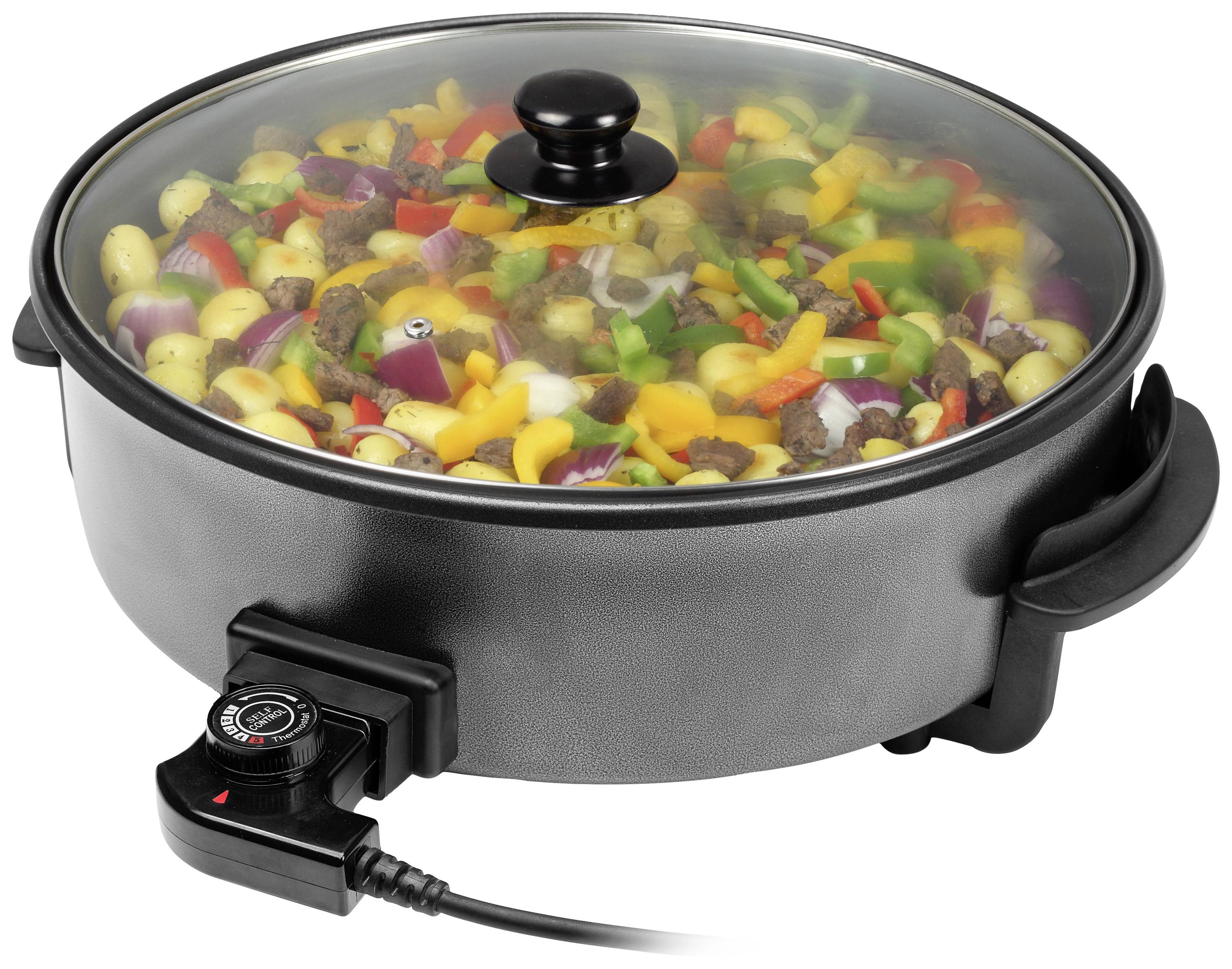 Elektromos serpenyő zöldségekkel és húsdarabokkal üvegfedő alatt, oldalt csatlakoztatott hőmérséklet-szabályzóval.