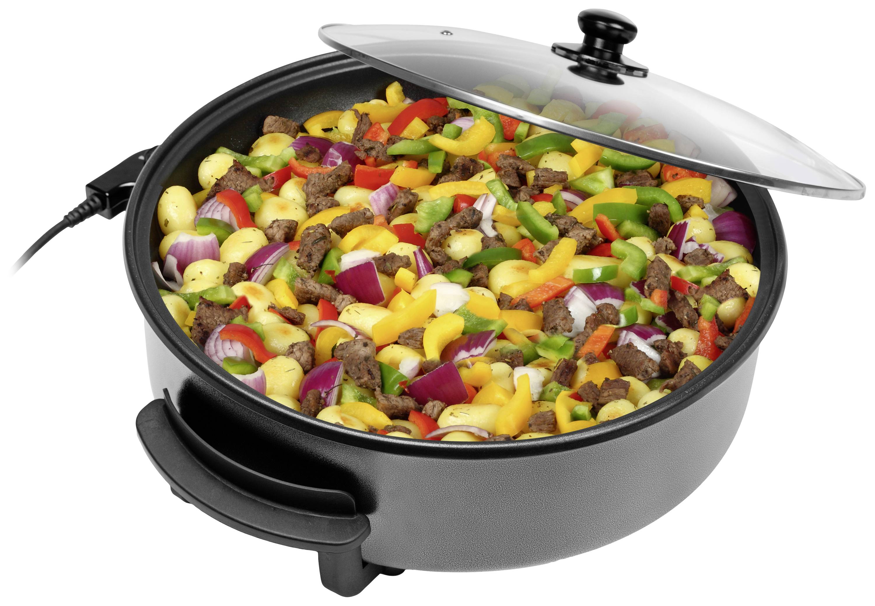 Egy elektromos főzőedényben vegyes zöldségekkel és hússal készült étel: kockázott hús, különböző színű paprikák, hagymák és burgonyák.