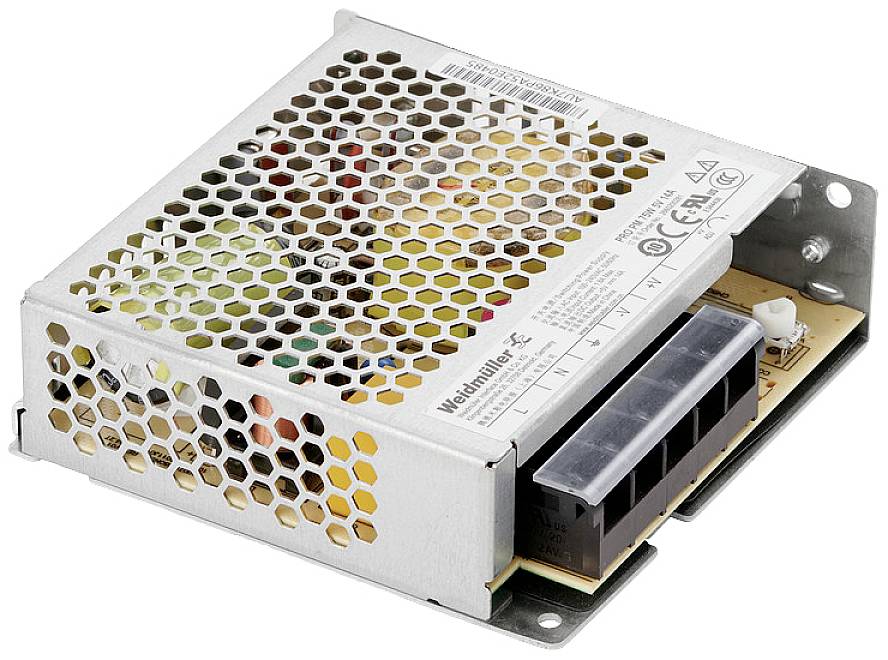 Egy téglalap alakú fémtápegység szellőzőnyílásokkal és különböző csatlakozókkal. A tetején egy címke található a specifikációkkal.