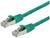 Zöld Ethernet-kábel Cat6 csatlakozókkal mindkét végén, alkalmas hálózati kapcsolatokhoz és adatátvitelhez.