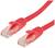 Két piros Ethernet-kábel átlátszó csatlakozókkal, felülnézetből láthatóan. Hálózati csatlakozásokhoz alkalmas.