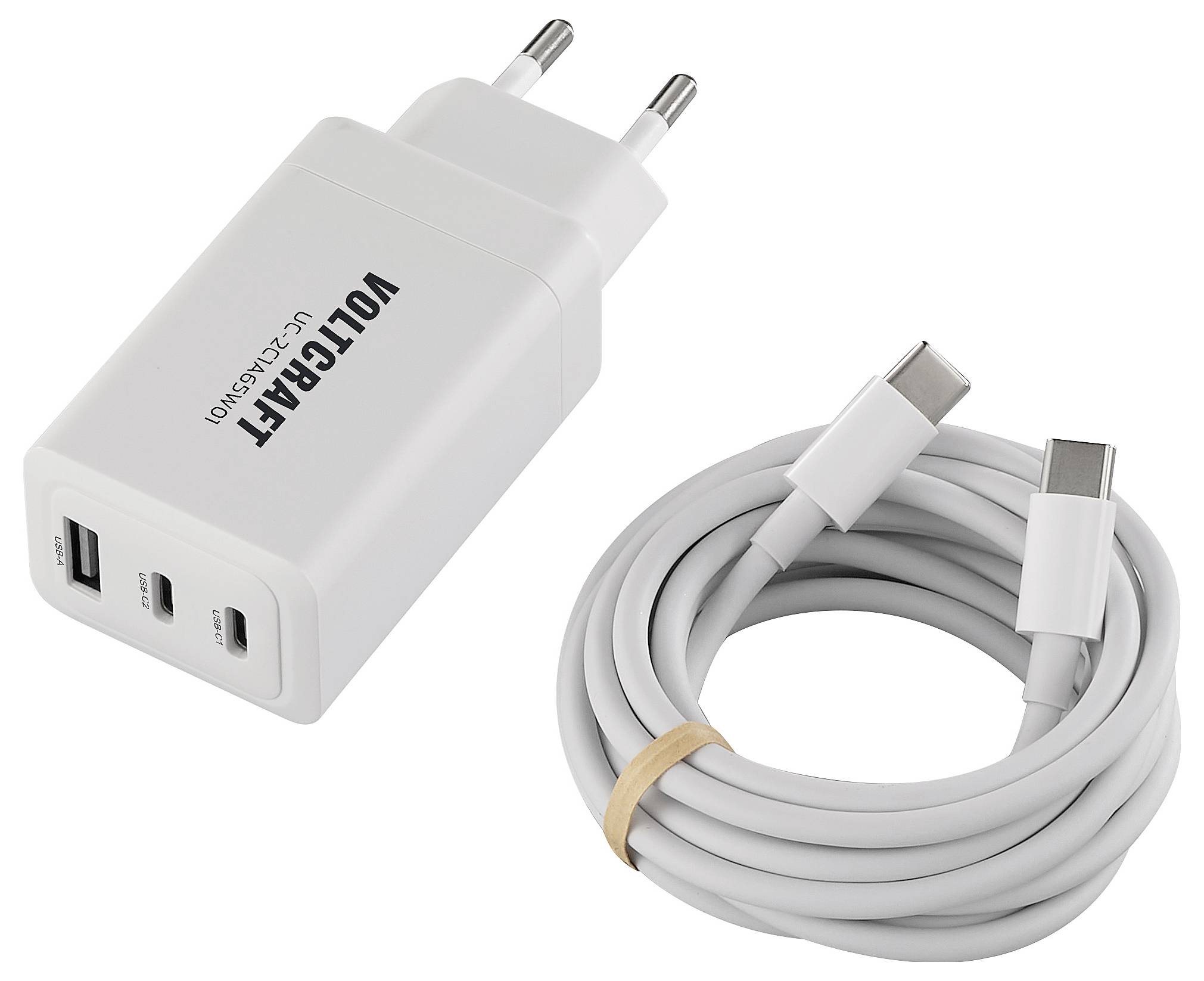Egy fehér USB-töltő két USB-csatlakozóval és egy hozzá tartozó USB-C kábel kábelszorítóval.