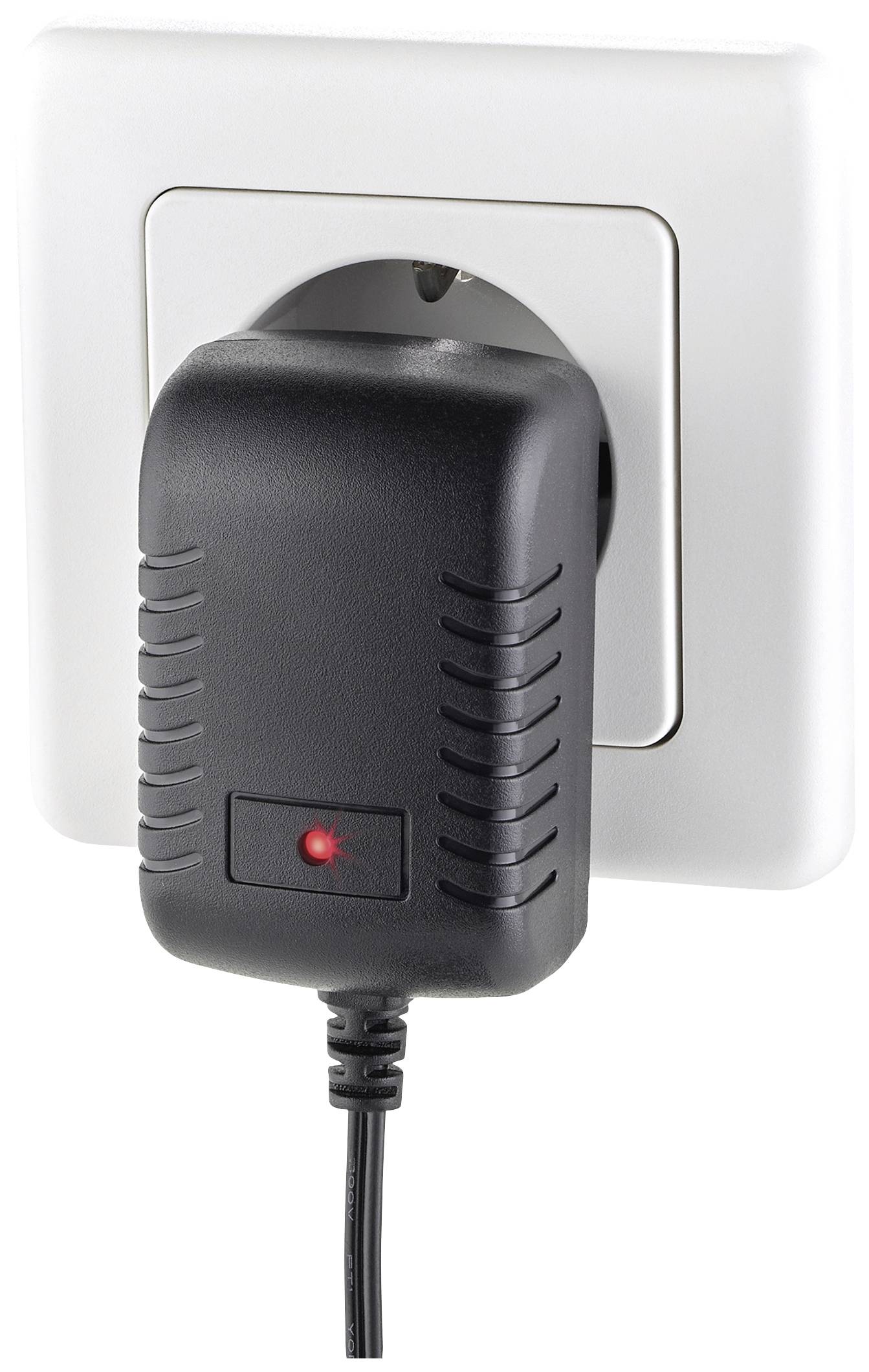 Egy fekete töltő csatlakoztatva van egy fehér fali aljzatba. A töltőn egy piros jelzőfény világít, amely aktivitást jelez.