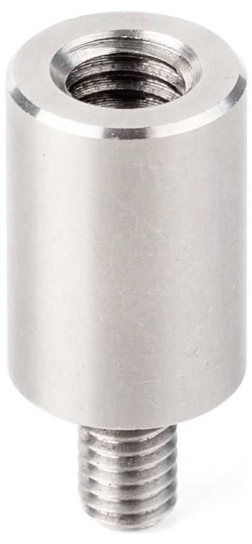 Egy hengeres fémdarab, amelynek az egyik végén külső menet, a másik végén pedig belső menet van.