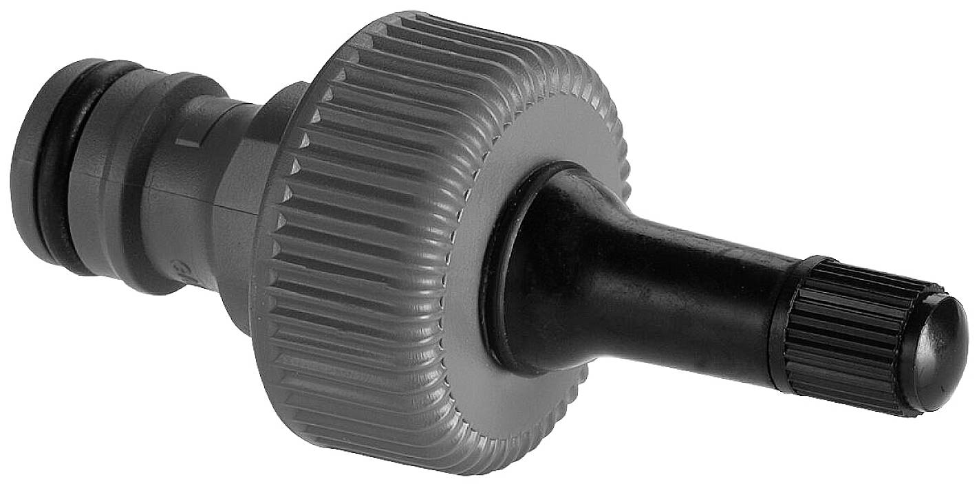 Egy fekete, bordázott adapter, kerti tömlők különböző csapokhoz történő csatlakoztatására alkalmas, tömlőcsatlakozással.
