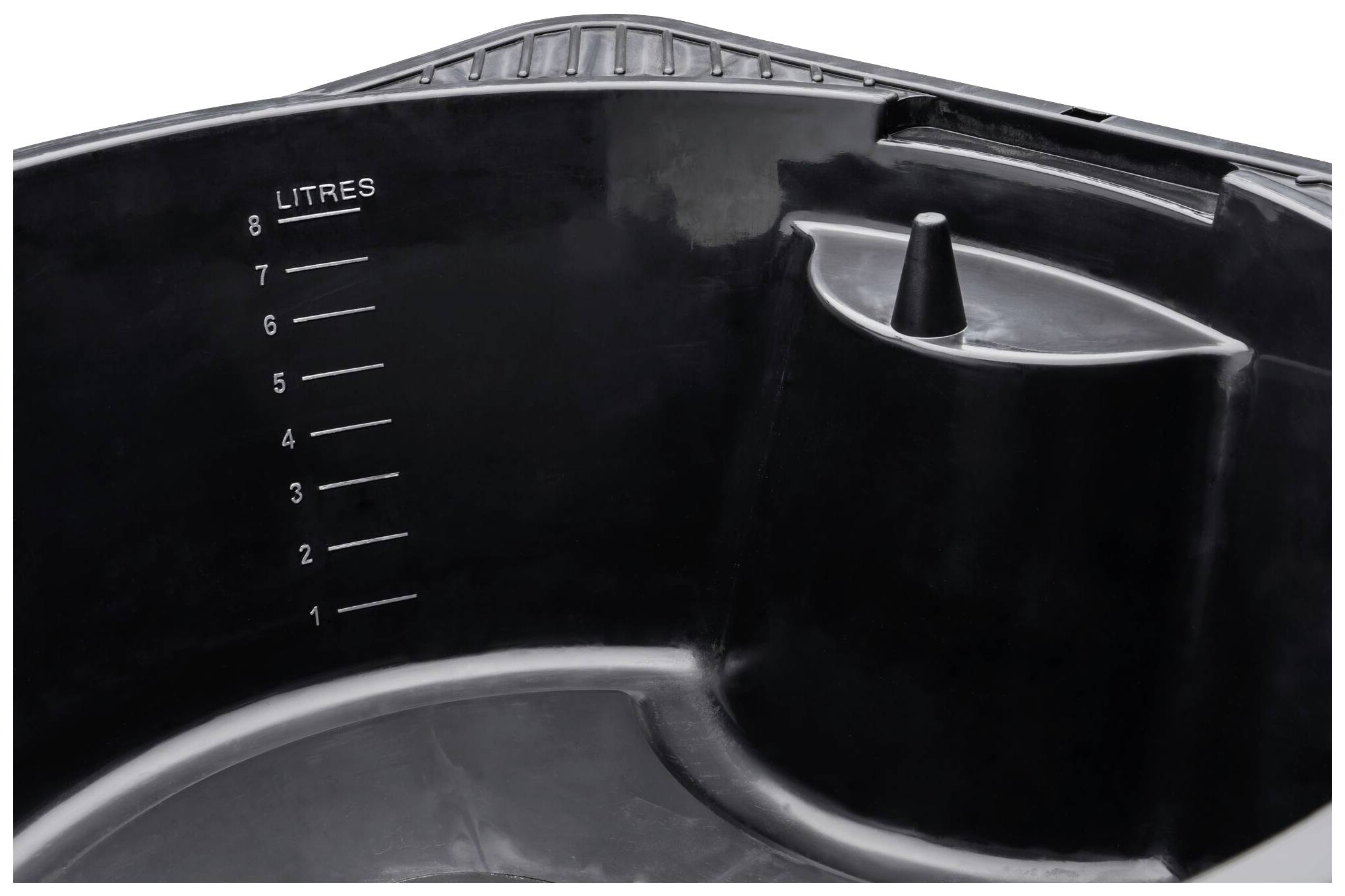 Egy fekete tartály 8 literig terjedő mérőskálával és egy kis kerek résszel az oldalán.