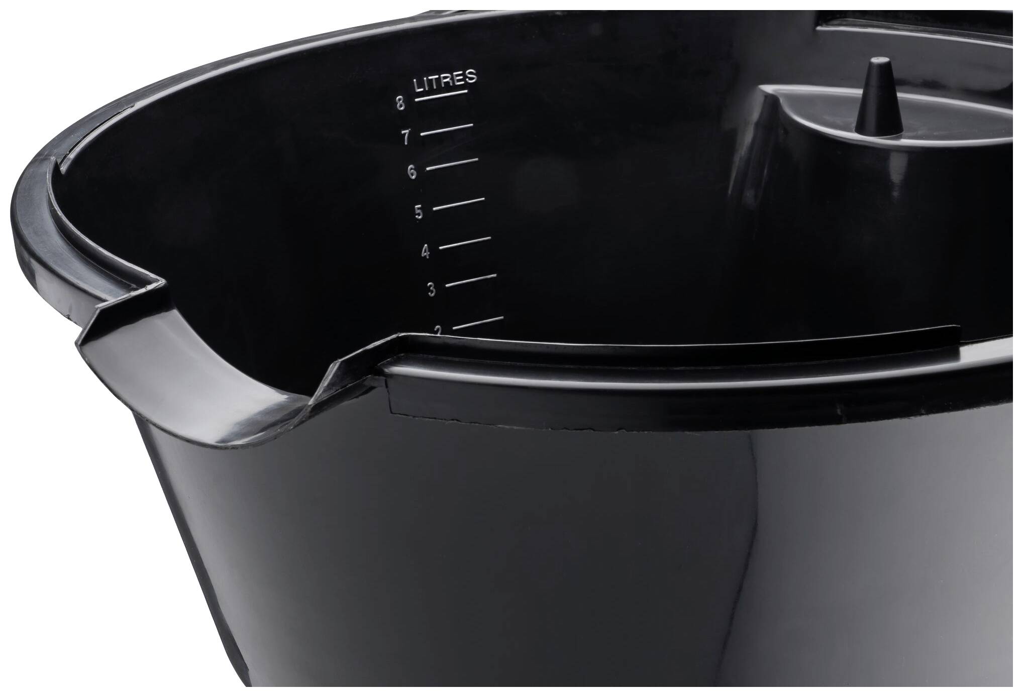 Egy fekete vödör oldalán lévő literes mértékskálával, amelyet 8 literig lehet leolvasni. Kiöntést könnyítő peremmel rendelkezik.