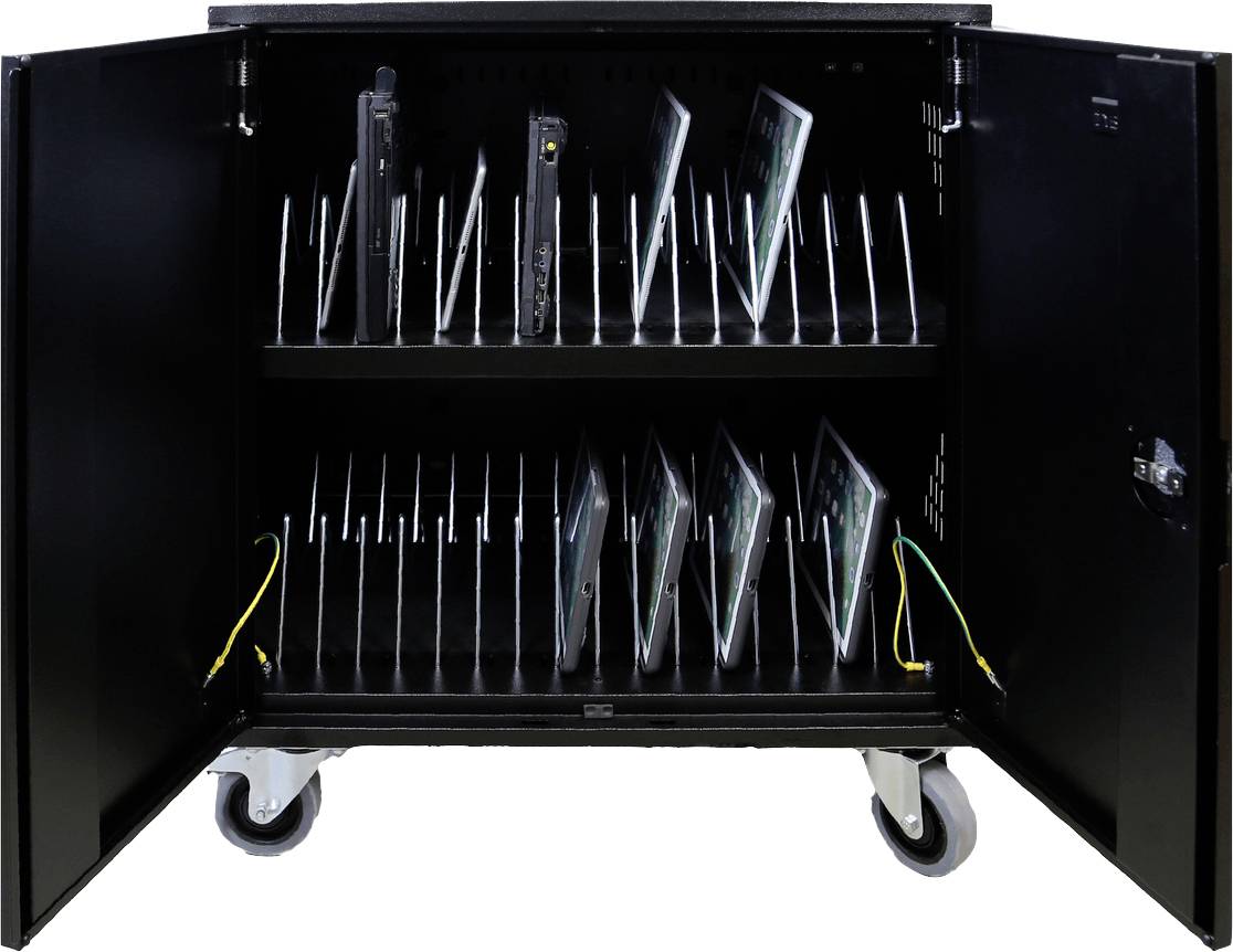 Egy nyitott szekrény két polccal, amelyeken több tablet áll egymás mellett, réseikbe helyezve.