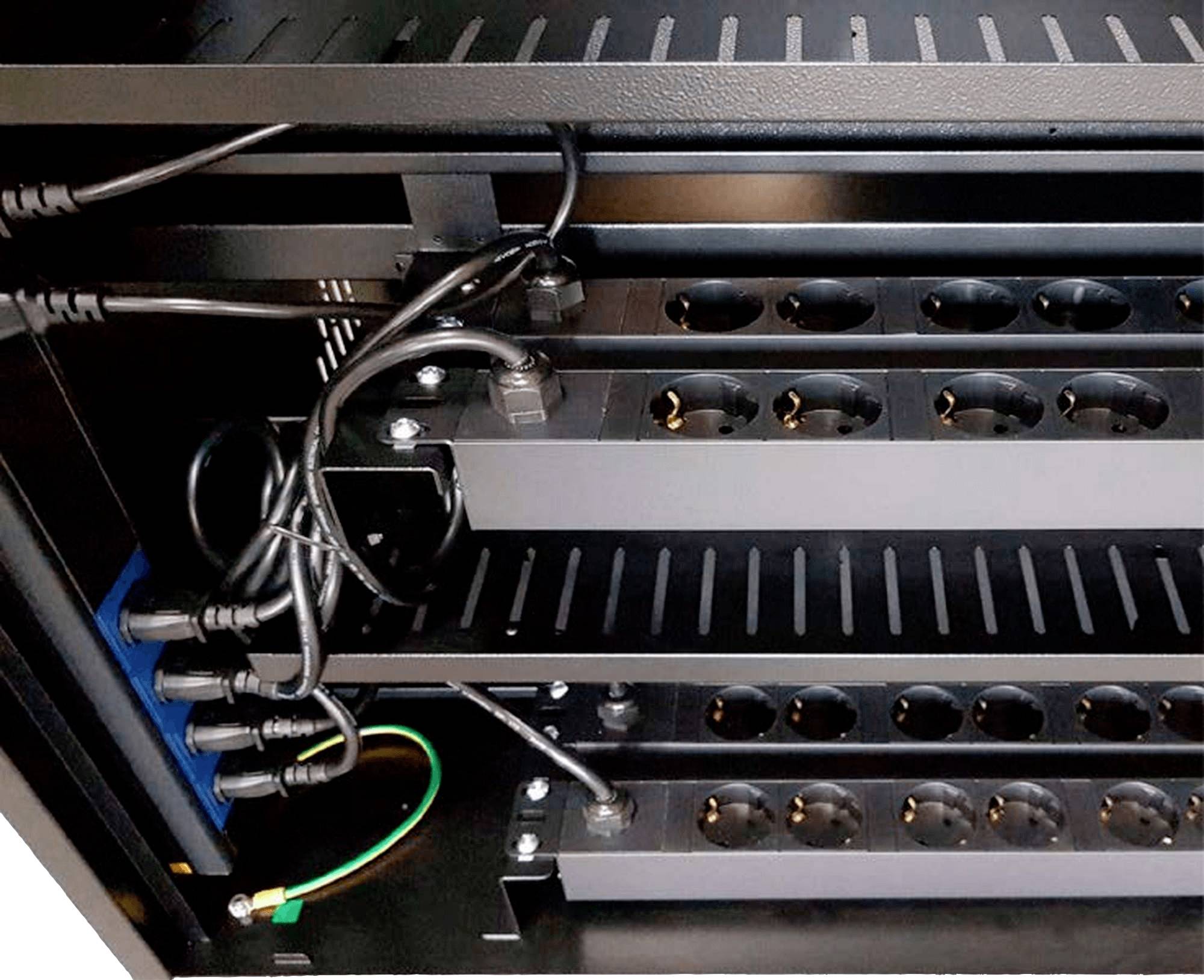 Több fekete elosztó egy szekrényben, kábelekkel összekötve. Nem láthatók csatlakoztatott eszközök.